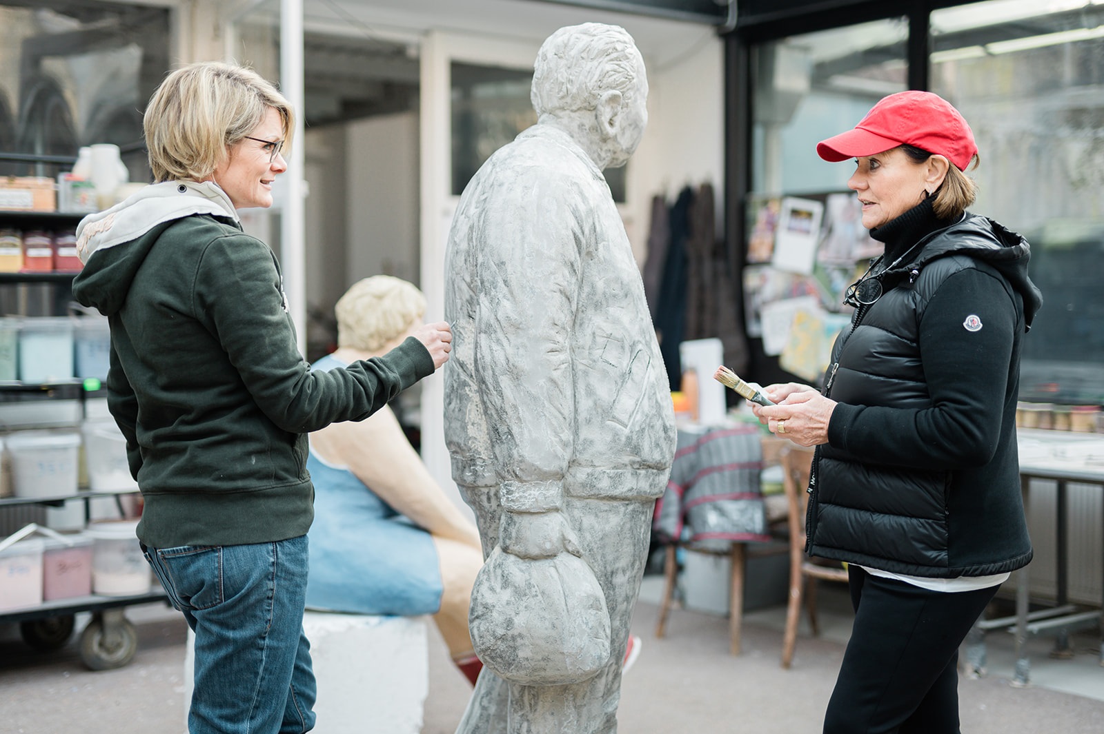 Christel und Laura Lechner bei der Arbeit an einer Figur
